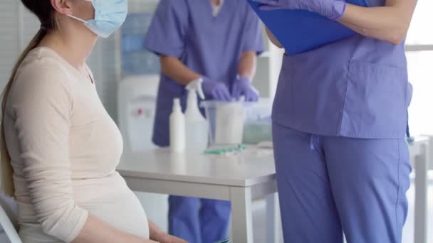 Nakloňte Video Těhotné Ženy Masce Před Vakcinací Snímek Red Heliovou — Stock video