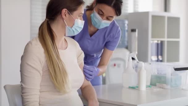 Vídeo Mulher Mostra Cartão Vacinação Digital Após Vacinação Tiro Com — Vídeo de Stock