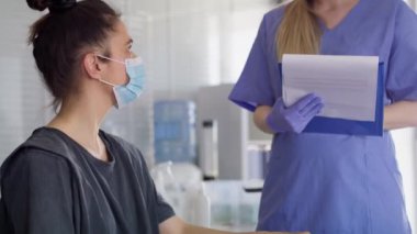 Seyahat öncesi tıbbi görüşme sırasında çekilmiş bir kadın videosu. 8K 'da kırmızı helyum kamerayla çekildi..