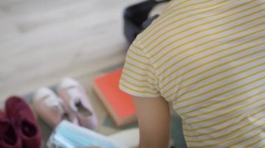 Seyahatten önce bavulunun fotoğrafını çeken kadının videosu. 8K 'da kırmızı helyum kamerayla çekildi..