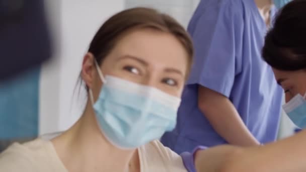 ワクチン接種中に自撮りした幸せな女性のビデオを追跡します 8Kでレッドヘリウムカメラで撮影 — ストック動画