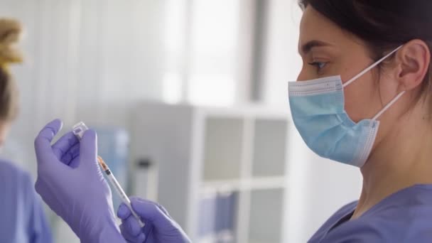 Vídeo Doctora Preparando Mujer Para Vacunación Fotografía Con Cámara Helio — Vídeos de Stock