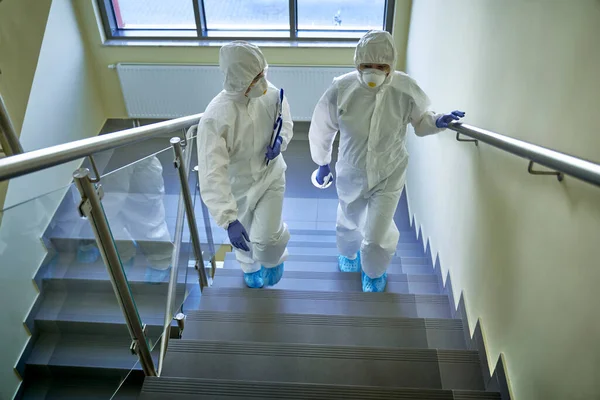 Deux Techniciens Vêtements Travail Protection Montent Les Escaliers — Photo