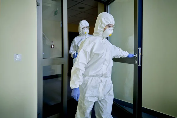 Deux Techniciens Inspectant Bâtiment Public Lors Une Pandémie — Photo