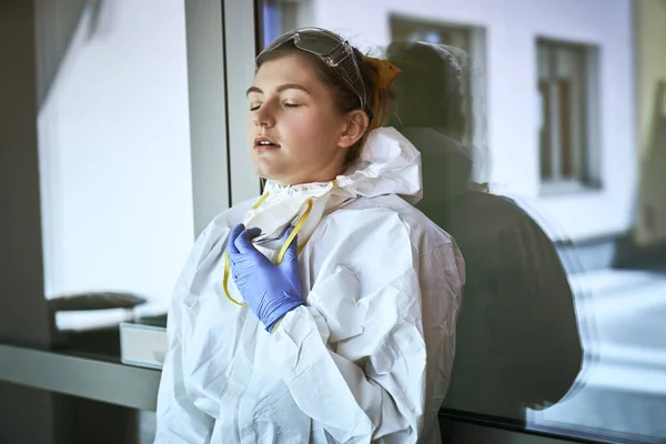 Žena Ochranném Obleku Sundává Masku Aby Mohla Dýchat — Stock fotografie