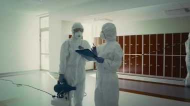 Profesyonel işçiler tarafından yapılan denetim ve dezenfekte videosu. 8K 'da kırmızı helyum kamerayla çekildi..