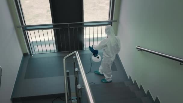Koruyucu Kıyafetli Birinin Merdivenleri Dezenfekte Edişinin Üst Görüntüsü Kırmızı Helyum — Stok video