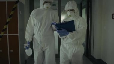 Denetim sırasında koruyucu giysi giyen çalışanların videosu. 8K 'da kırmızı helyum kamerayla çekildi..