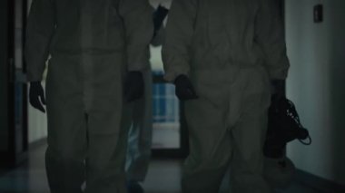 Koridorda yürüyen bir grup teknisyenin videosu. 8K 'da kırmızı helyum kamerayla çekildi..