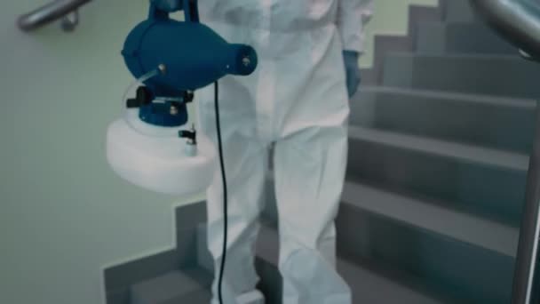 Nahaufnahme Von Der Desinfektion Des Treppenhauses Aufnahme Mit Roter Heliumkamera — Stockvideo