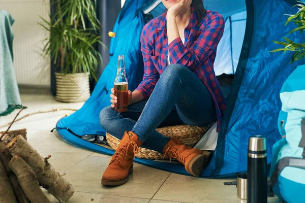 Close Mulher Com Cerveja Acampamento Casa — Fotografia de Stock