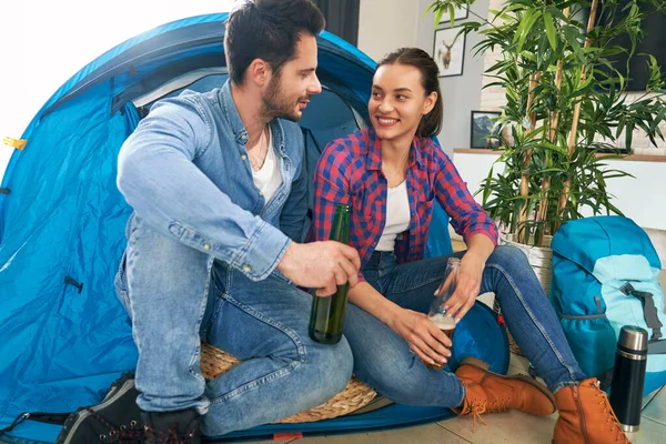 Casal Sorridente Sentado Com Uma Cerveja Acampamento Casa — Fotografia de Stock