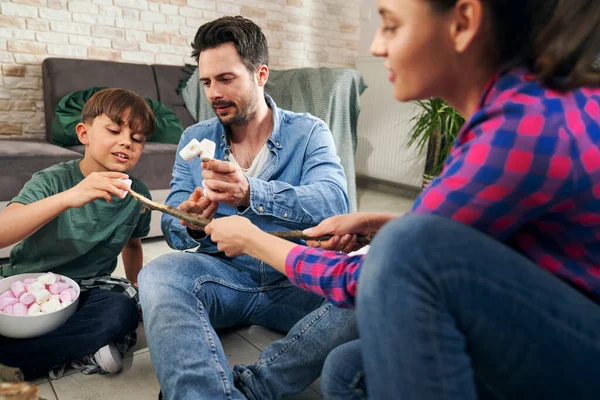 Família Preparando Marshmallows Pelo Fogo Casa — Fotografia de Stock