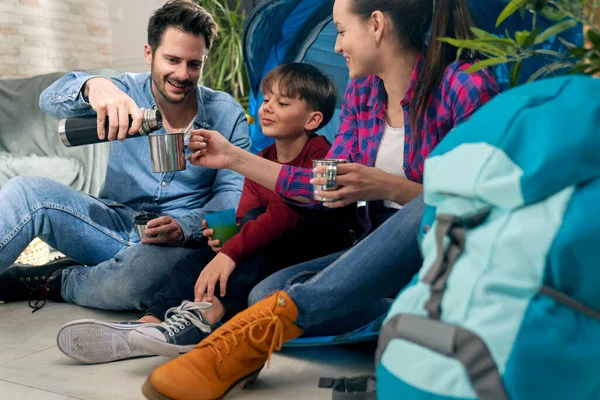 Sonriente Familia Bebiendo Mientras Acampa Casa —  Fotos de Stock