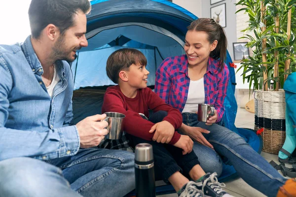 Família Sentada Tenda Enquanto Acampava Casa — Fotografia de Stock