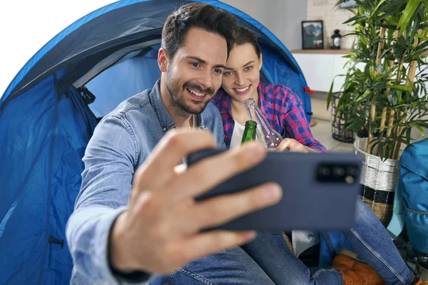Lachend Koppel Neemt Een Selfie Een Camping Thuis — Stockfoto
