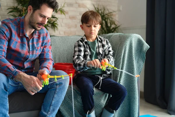 Pai Com Seu Filho Pesca Casa — Fotografia de Stock