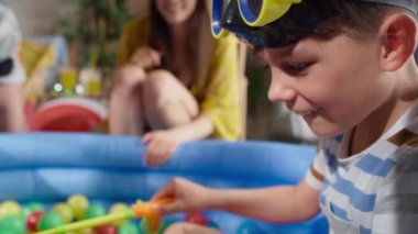 Evde tatildeyken eğlenen aile videosu. 8K 'da kırmızı helyum kamerayla çekildi..