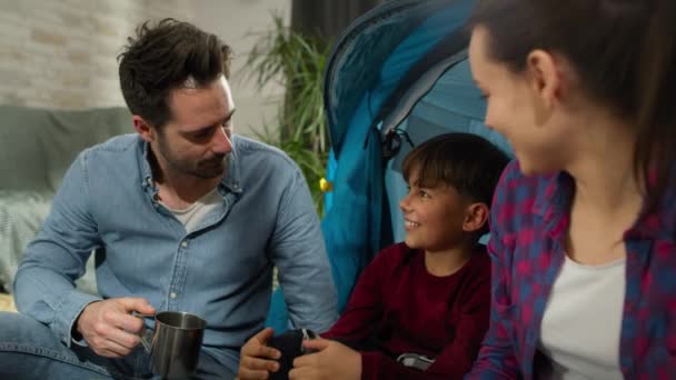 Video Von Familiengesprächen Beim Zelten Wohnzimmer Aufnahme Mit Roter Heliumkamera — Stockvideo