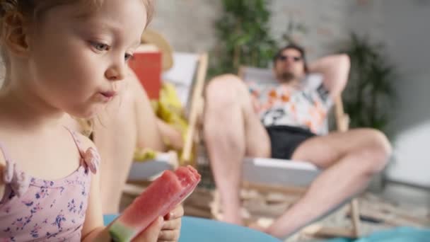 Βίντεο Ένα Κορίτσι Τρώει Καρπούζι Κατά Διάρκεια Των Διακοπών Στο — Αρχείο Βίντεο