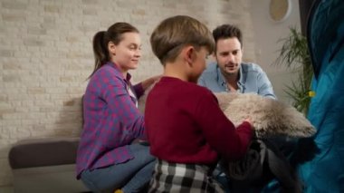 Evde aile çadırı kurarken çekilmiş bir video. 8K 'da kırmızı helyum kamerayla çekildi..