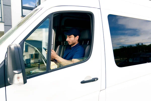 Koerier Met Digitale Tablet Terwijl Hij Auto Zit — Stockfoto