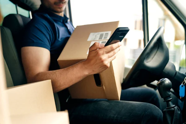 Close Van Het Controleren Van Een Pakket Met Behulp Van — Stockfoto