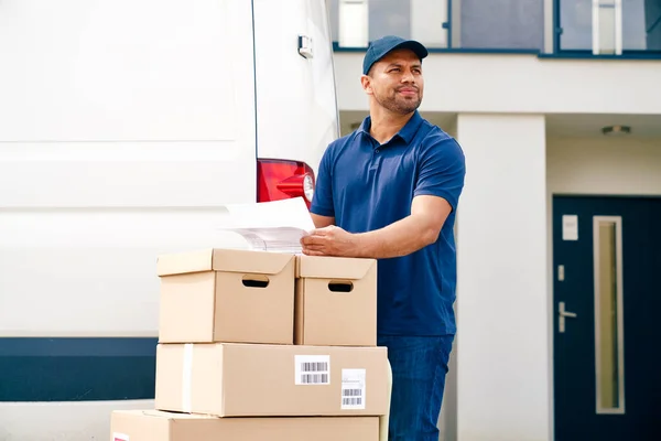 Kurer Stående Med Pakker Ser Sig Omkring - Stock-foto