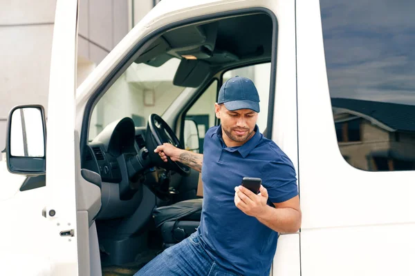 Delivery Person Phone Gets Out Car — Stock Photo, Image