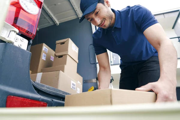 Courier Déchargeant Des Colis Sur Camion Main — Photo