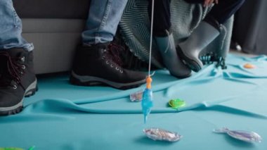 Babasının oğluyla evde balık tutarken çekilmiş videosunu izliyorum. 8K 'da kırmızı helyum kamerayla çekildi..