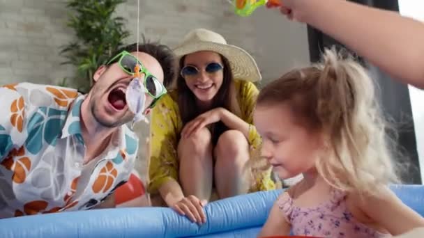 Video Del Padre Con Los Niños Divirtiéndose Mientras Están Vacaciones — Vídeo de stock