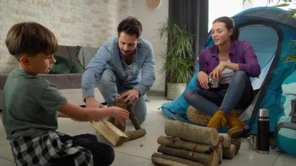 Vídeo Família Preparando Uma Fogueira Enquanto Acampa Casa Tiro Com — Vídeo de Stock