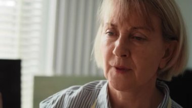 Son sınıf öğrencisinin resim yaptığı videoyu kapat. 8K 'da kırmızı helyum kamerayla çekildi..