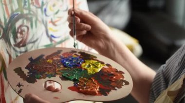 Evde resim yapan ressamın videosunu kapat. 8K 'da kırmızı helyum kamerayla çekildi..