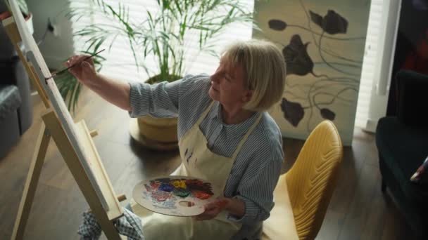 Vídeo Mulher Idosa Desfrutando Seu Hobby Sua Sala Estar Tiro — Vídeo de Stock