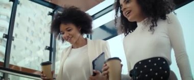 Metro istasyonuna giren iş kadınlarının videosunu kapat. 8K 'da kırmızı helyum kamerayla çekildi..