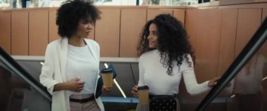 Metro istasyonundan çıkan iki iş kadınının videosu. 8K 'da kırmızı helyum kamerayla çekildi..