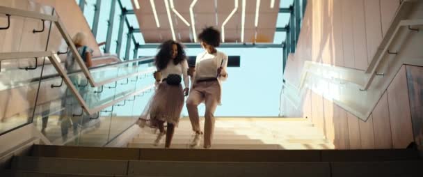 Vidéo Deux Femmes Affaires Souriantes Entrant Dans Station Métro Tourné — Video