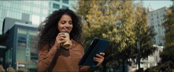 Vídeo Mulher Negócios Sorrindo Andando Com Tablet Café Tiro Com — Vídeo de Stock