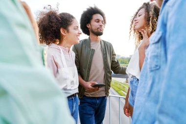 En iyi arkadaşlar grubu dışarıda vakit geçiriyor.                               