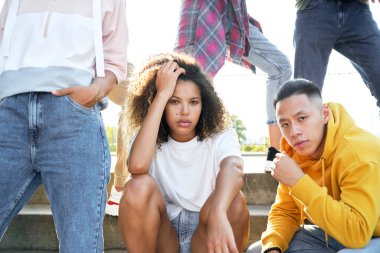 Dışarıdaki gençlerin portresini kapatın.                               