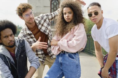 Dışarıdaki dört ciddi arkadaş grubunun portresi.