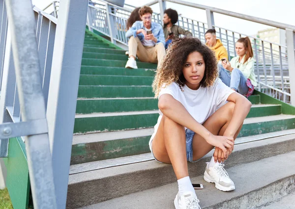 Retrato Una Joven Africana Sentada Las Escaleras — Foto de Stock