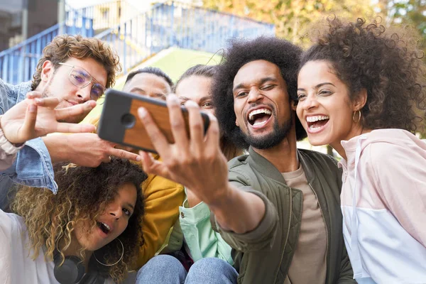 Grupp Glada Ungdomar Som Gör Selfie Tillsammans Utomhus — Stockfoto