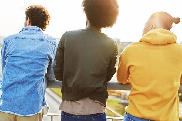 Bakifrån Tre Vänner Står Mot Räcke Staden — Stockfoto