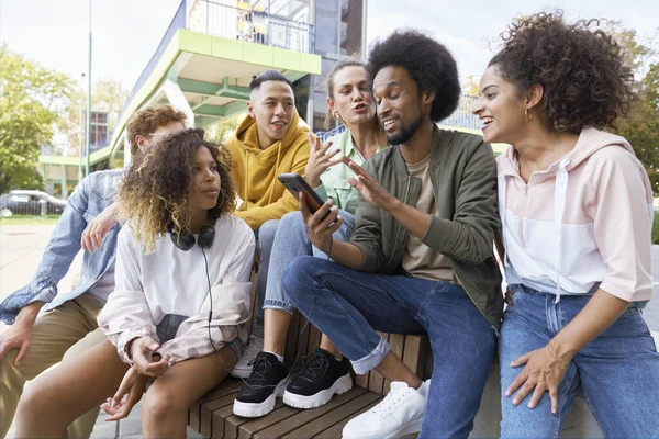 Bir Grup Genç Arkadaş Cep Telefonuyla Oturup Sohbet Ediyorlar — Stok fotoğraf