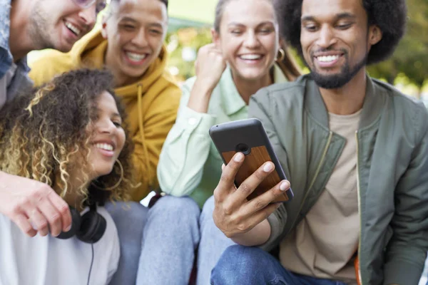 Närbild Grupp Glada Människor Som Sitter Med Telefon — Stockfoto