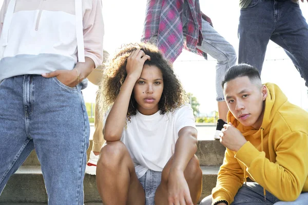 Dışarıdaki gençlerin portresini kapatın.                               