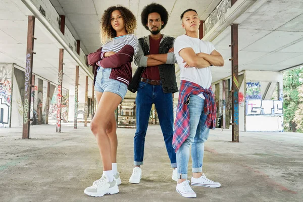 Retrato Tres Jóvenes Serios Edificio Las Ruinas —  Fotos de Stock